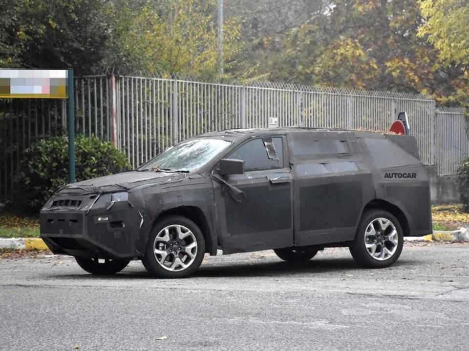 Flagrado na Europa: Jeep Compass de 7 lugares aparece rodando com camuflagens